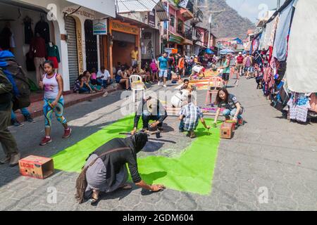 PANAJACHEL, GUATEMALA - 25 MARS 2016 : les gens décorent les tapis de Pâques dans le village de Panajachel, Guatemala Banque D'Images