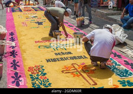 PANAJACHEL, GUATEMALA - 25 MARS 2016 : les gens décorent les tapis de Pâques dans le village de Panajachel, Guatemala Banque D'Images