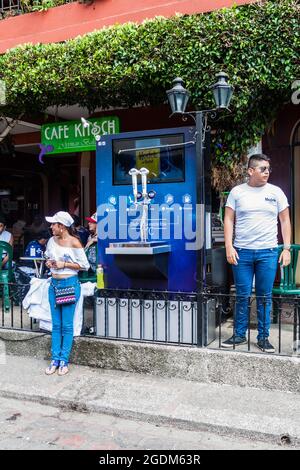 PANAJACHEL, GUATEMALA - 25 MARS 2016: Machine à bière Modelo dans le village de Panajachel au Guatemala Banque D'Images