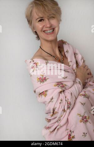 portrait d'une femme souriante de 50 ans en gros plan Banque D'Images