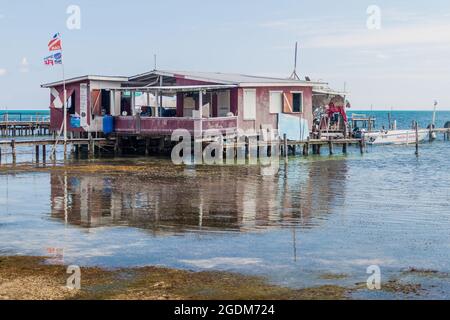 CAYE CAULKER, BELIZE - 2 MARS 2016: Maison en bois sur un quai dans le village de Caye Caulker, Belize Banque D'Images