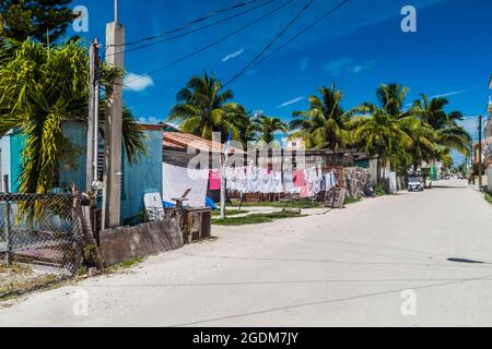 Vue sur une rue du village de Caye Caulker, Belize Banque D'Images