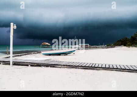 Plage dans le village de Caye Caulker, Belize. La tempête arrive. Banque D'Images