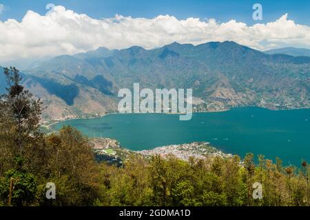 Lac Atitlan au Guatemala. Le village le plus proche est San Pedro, photo prise du volcan San Pedro. Banque D'Images