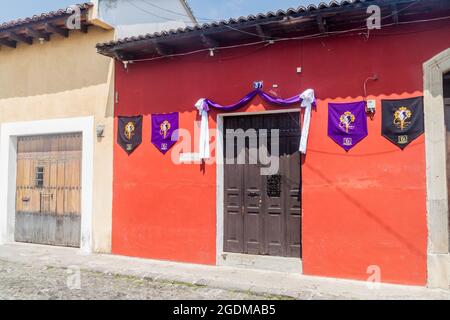 ANTIGUA, GUATEMALA - 26 MARS 2016: Maison avec décorations de Pâques dans la ville d'Antigua Guatemala, Guatemala Banque D'Images