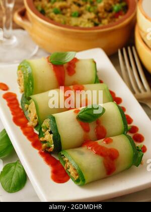 Rouleaux de courgettes remplis de couscous et de légumes. Banque D'Images
