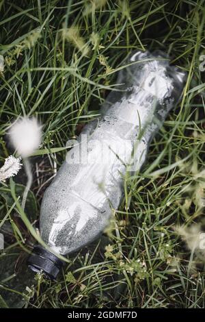 Photo d'une bouteille en plastique dans la nature, les déchets et la pollution de l'environnement Banque D'Images