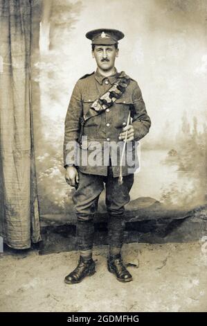 Un portrait d'un soldat britannique de la première Guerre mondiale, un soldat du corps vétérinaire de l'armée. debout en uniforme tenant une récolte d'équitation. Prise en France, le 8 mai 1916. Son badge de casquette peut être vu, il porte des éperons, et a un bandolier en cuir. Banque D'Images