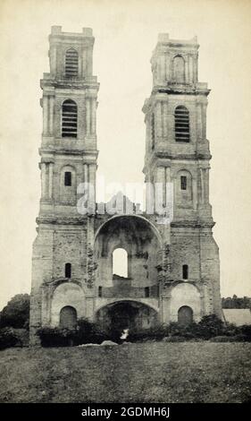 Une vue historique des tours et des ruines de l'abbaye du Mont-Saint-Éloi, qui a été en grande partie détruite par des bombardements d'artillerie.pris pendant la première Guerre mondiale c. 1915.. Banque D'Images