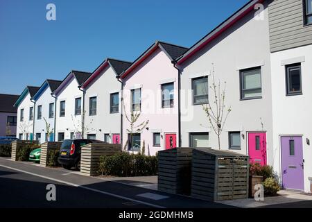 Nouvelles maisons écologiques dans un petit développement à Roborough près de Plymouth au Royaume-Uni. Les maisons ont des panneaux solaires et une efficacité thermique élevée. Banque D'Images