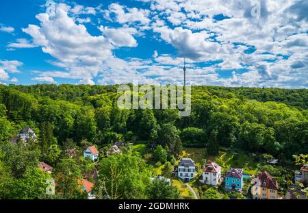 Allemagne, immeuble de la tour de télévision de Stuttgart entouré d'arbres verts de forêt par temps ensoleillé, vue aérienne sur les drones au-dessus des sommets des arbres et de la houe Banque D'Images