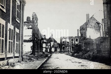 Une vue historique de la route ruinée vers Amiens à Albert, somme, France, après les bombardements de l'artillerie, c. 1916, pendant la première Guerre mondiale. Banque D'Images