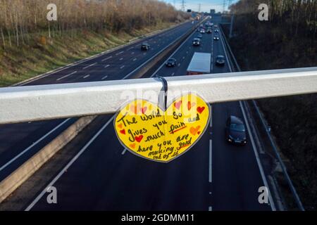 Le cœur de la montre de suicide sur le pont d'autoroute placé par un bon Samaritain, Banque D'Images