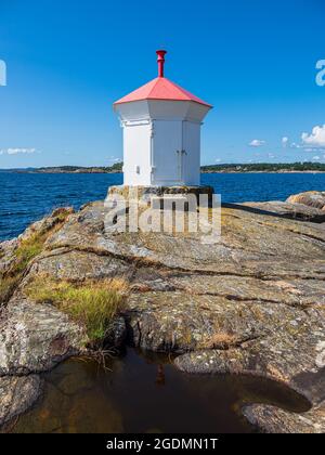 Phare sur l'archipel de Merdø en Norvège. Banque D'Images