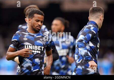 Nathan Byrne, du comté de Derby (à gauche), s'échauffe avant le match du championnat Sky Bet au Weston Homes Stadium, à Peterborough. Date de la photo: Samedi 14 août 2021. Banque D'Images