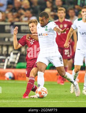 Monchengladbach, Allemagne. 13 août 2021. Josip STANICIC, FCB 44 concourt pour le ballon, lutte, duel, header, zweikampf, Action, lutte contre Keanan Bennetts, MG 37 dans le match BORUSSIA MÖNCHENGLADBACH - BAYERN MUENCHEN 1-1 1.Ligue allemande de football le 13 août 2021 à Mönchengladbach, Allemagne saison 2020/2021, match 1, 1.Bundesliga, FCB, München, 1.Spieltag, Gladbach, Moenchengladbach. © Peter Schatz / Alamy Live News - LE RÈGLEMENT DFL INTERDIT TOUTE UTILISATION DE PHOTOGRAPHIES comme SÉQUENCES D'IMAGES et/ou QUASI-VIDÉO - Credit: Peter Schatz/Alamy Live News Banque D'Images