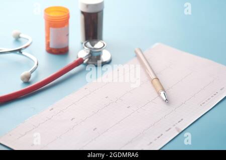 stéthoscope , diagramme cardio du conteneur de pilules médicales sur bleu Banque D'Images