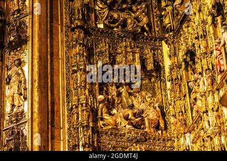 Séville Espagne le 10 août 2021 à l'intérieur de l'église de la cathédrale Saint-Métropolitaine et patriarcale de Santa María de Sevilla, c'est la plus grande cathédrale gothique Banque D'Images