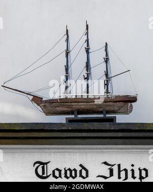 Modèle d'un voilier auld exposé sur le devant d'une maison à Queen Street, Filey, North Yorkshire, Royaume-Uni Banque D'Images