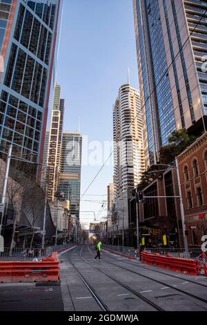 Sydney, Australie . 14 août 2021. (210814) -- SYDNEY, 14 août 2021 (Xinhua) -- les gens marchent à Sydney, en Australie, le 14 août 2021. L'État australien de Nouvelle-Galles du Sud (Nouvelle-Galles du Sud), le plus touché par l'épidémie actuelle de COVID-19 dans le pays, a signalé 466 nouveaux cas locaux samedi, un nouveau pic et une augmentation de près de 20 pour cent par rapport aux 390 cas de vendredi. Face à la détérioration de la situation, les autorités ont annoncé quelques restrictions plus sévères. À partir de lundi, le rayon de circulation des résidents du Grand Sydney et des environs a été réduit de 10 km à 5 km. À partir d'août 21, les gens auront besoin d'un permi Banque D'Images