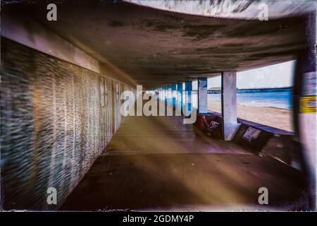 Bottle Alley Lower Deck promenade Hastings dans des tons traités de croix Banque D'Images