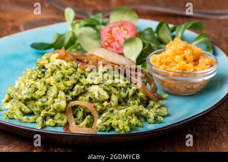 spaetzle aux épinards bavarois sur une plaque bleue Banque D'Images