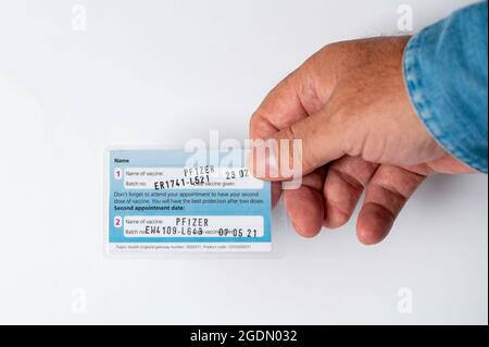 Carte de vaccination Covid 19 portable montrant les deux vaccins administrés à des dates différentes Banque D'Images