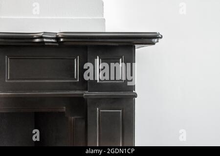 Salon confortable avec cheminée dans l'appartement Banque D'Images