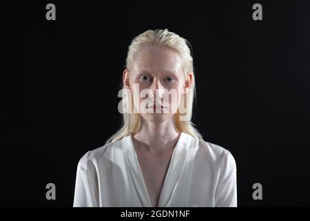 Portrait en gros plan de la femme blonde albino caucasienne. Banque D'Images