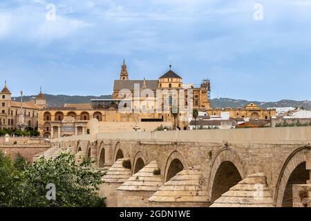 Mosque-Cathedral et le pont romain avec Callahora Tower (Torre de la Calahorra) à Cordoue, Andalousie, Espagne Banque D'Images