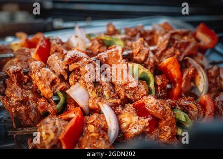 Brochette de bœuf à l'oignon, aux poivrons et au curry indien Banque D'Images