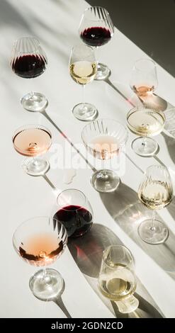 Vin blanc, rouge et rose en verres sur fond blanc avec nuances Banque D'Images