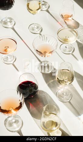 Vin blanc, rouge et rose en verres sur fond blanc avec nuances Banque D'Images