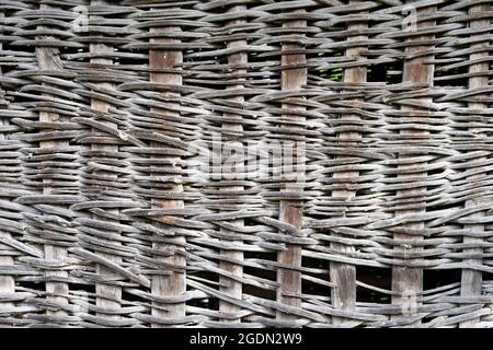 Gros plan d'un mur tricoté fait de branches en bois utilisées pour stocker le maïs dans les villages dans l'ancien temps Banque D'Images