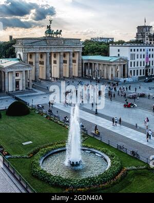 Porte de Brandebourg de Berlin, Brandenburger Tor - arc de triomphe néoclassique avec sculpture quadriga, Pariser Platz, Mitte-Berlin Banque D'Images