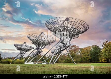 Les pays-Bas, Hooghalen, Westerbork Synthesis radio télescopes (WSRT) exploités par ASTRON. Les puissants télescopes radio utilisent une technique appelée 'APE Banque D'Images