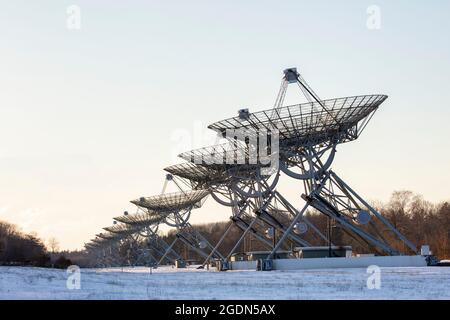 Les pays-Bas, Hooghalen, Westerbork Synthesis radio télescopes (WSRT) exploités par ASTRON. Les puissants télescopes radio utilisent une technique appelée 'APE Banque D'Images