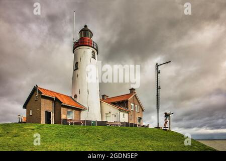 Les pays-Bas, Urk, Phare du village de pêcheurs, qui était une île dans le Zuiderzee avant qu'il ne devienne partie du Flevopoder en 1939. Conser Banque D'Images