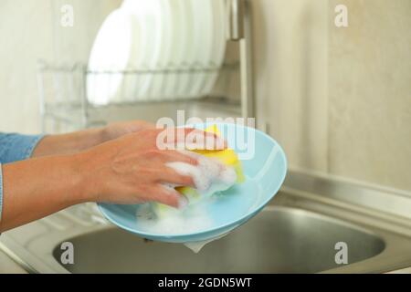 Concept de lave-vaisselle sur fond de lavabo de cuisine Banque D'Images