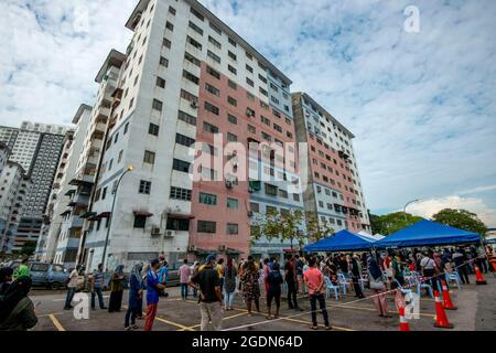 Kuala Lumpur, Malaisie. 14 août 2021. Les gens font la queue pour passer les tests COVID-19 à Subang, Selangor, Malaisie, le 14 août 2021. La Malaisie a signalé 20,670 nouveaux cas de COVID-19, a déclaré le ministère de la Santé samedi, portant le total national à 1,384,353. Credit: Chong Voon Chung/Xinhua/Alay Live News Banque D'Images