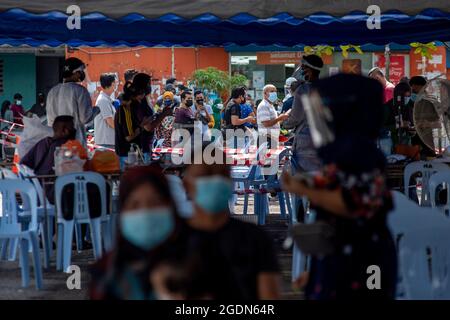 Kuala Lumpur, Malaisie. 14 août 2021. Les gens font la queue pour passer les tests COVID-19 à Subang, Selangor, Malaisie, le 14 août 2021. La Malaisie a signalé 20,670 nouveaux cas de COVID-19, a déclaré le ministère de la Santé samedi, portant le total national à 1,384,353. Credit: Chong Voon Chung/Xinhua/Alay Live News Banque D'Images