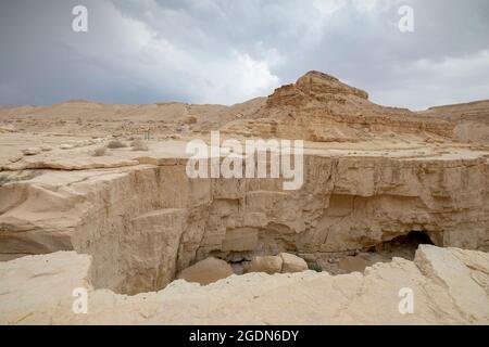 Une gorge de rivière profonde et sèche coupée dans le grès sec de Marl par l'eau d'inondation. La seule eau qui coule dans la mer Morte, Israël Banque D'Images