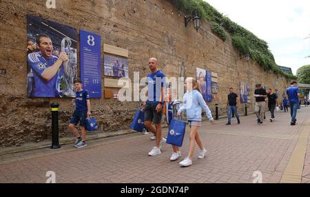 Londres, Royaume-Uni, 14 août 2021. Les fans de Chelsea arrivent avant le match de la Premier League à Stamford Bridge, Londres. Crédit photo à lire: Paul Terry / Sportimage crédit: Sportimage/Alay Live News crédit: Sportimage/Alay Live News Banque D'Images