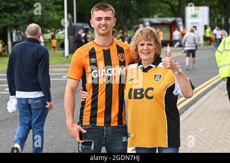 Hull, Royaume-Uni. 14 août 2021. Les fans de Hull City commencent à arriver à l'extérieur du MKM Stadium, in, le 8/14/2021. (Photo de Craig Thomas/News Images/Sipa USA) crédit: SIPA USA/Alay Live News crédit: SIPA USA/Alay Live News Banque D'Images