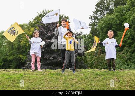 Hull, Royaume-Uni. 14 août 2021. Les fans de Hull City commencent à arriver à l'extérieur du MKM Stadium, in, le 8/14/2021. (Photo de Craig Thomas/News Images/Sipa USA) crédit: SIPA USA/Alay Live News crédit: SIPA USA/Alay Live News Banque D'Images