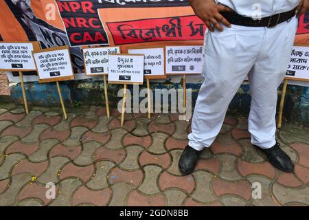 Kolkata, Inde. 14 août 2021. La police se tient devant des pancartes lors d'un rassemblement de protestation contre le CNRC, CAA, à Kolkata. (Photo de Sudipta Das/Pacific Press) crédit: Pacific Press Media production Corp./Alay Live News Banque D'Images