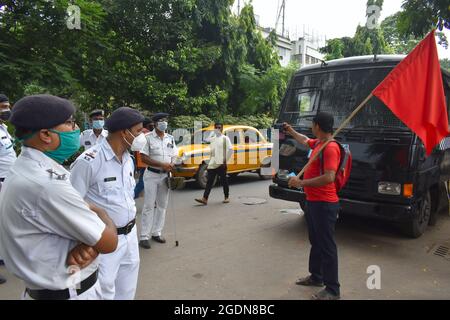 Kolkata, Inde. 14 août 2021. Un manifestant prenant le selfie devant la police lors du rassemblement de protestation contre le NRC, CAA à Kolkata. (Photo de Sudipta Das/Pacific Press) crédit: Pacific Press Media production Corp./Alay Live News Banque D'Images