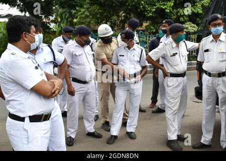 Kolkata, Inde. 14 août 2021. La police se tient à un rassemblement de protestation contre le CNRC, CAA, à Kolkata. (Photo de Sudipta Das/Pacific Press) crédit: Pacific Press Media production Corp./Alay Live News Banque D'Images