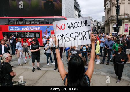 Londres, Royaume-Uni. 14 août 2021. Marche de protestation à Londres contre les passeports vaccinaux. Crédit : Matthew Chattle/Alay Live News Banque D'Images