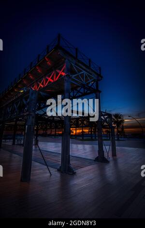 Muelle del Tinto, la jetée minière connue sous le nom de Tinto Dock dans la nuit proche. C'est l'un des restes laissés par les Anglais à Huelva. Banque D'Images